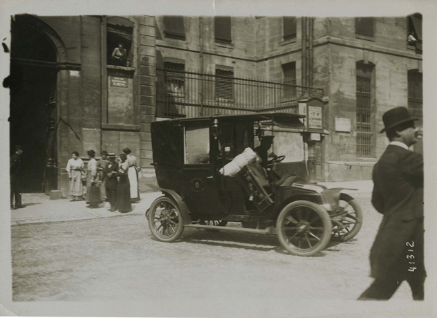 Photograph with automobile in front of Prison Saint-Lazare