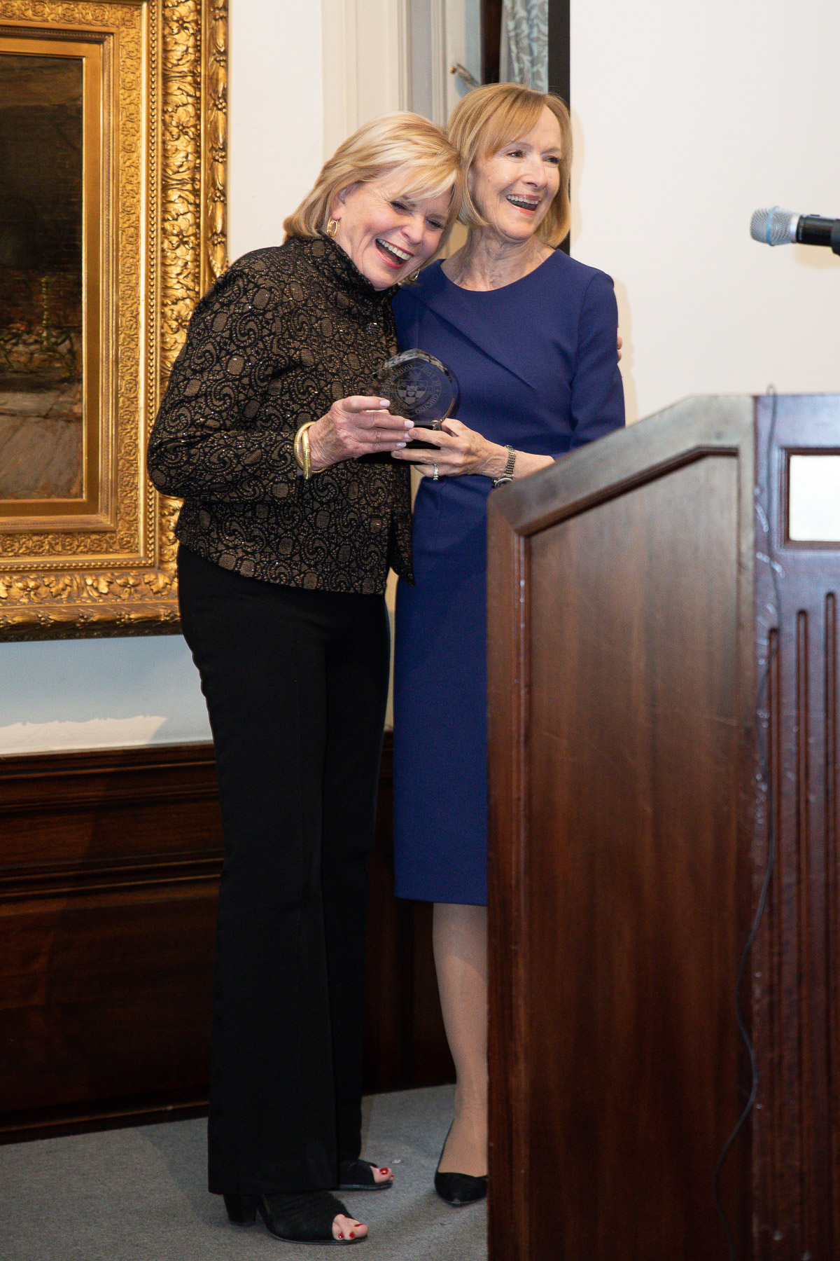 Judy Woodruff accepts the 2023 Distinguished Journalist award from center Co-Director Carol Marin. (Photo by Sandy Rosencrans)