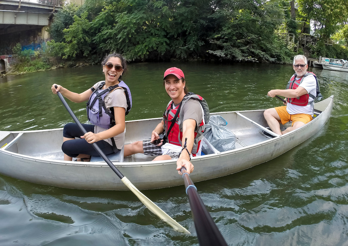 Jeff Carrion, center, assistant director of Visual Services in the Division of University Marketing and Communications, canoes with students during an outing as part of a Chicago Quarter Program course in 2015. (DePaul University/Jeff Carrion)