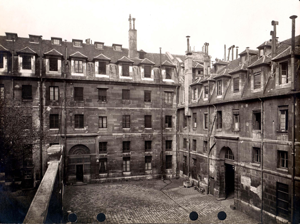 Exterior view, quartier judicaire, cour d’honneur, entry gate.